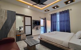 Kaziranga Guest House 3*